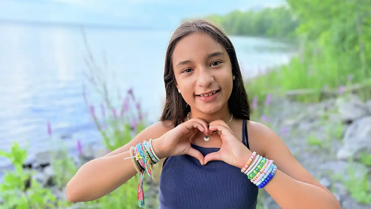 Sabrina con sus pulseras hechas a mano